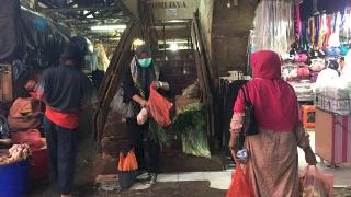 Hari Ini Resmi Dilarang Gunakan Kantong Kresek, Pedagang Masih Bandel