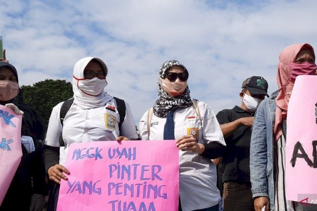 Massa Emak-emak berharap Aspirasi Tolak PPDB DKI didengar Presiden Jokowi