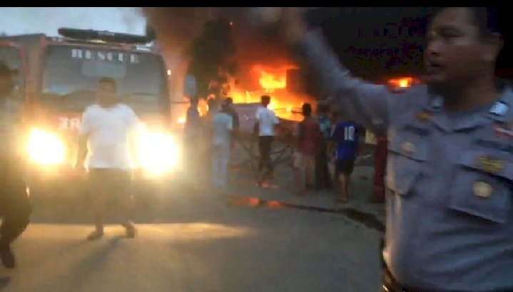 Kebakaran di Flyover Merak, Jalan Ditutup