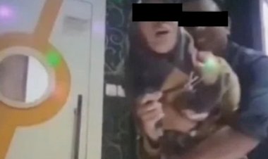 Viral! Asyiknya Oknum Kades Lampung Tengah Peluk Istri Kadus di Room Karaoke
