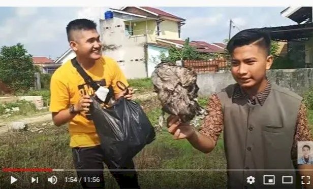 YouTuber Ini Prank Bagi Daging Kurban Berisi Sampah, Korban: Bohong Kamu Masih Muda Tipu Orangtua