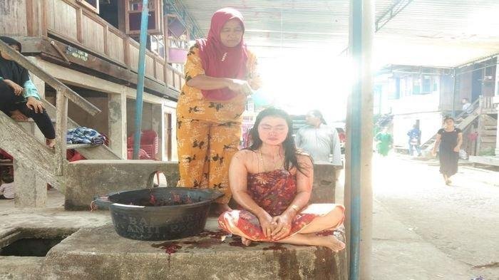 Viral, Tradisi Mandi Darah Hewan di Muratara, Syirik?