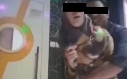Viral! Asyiknya Oknum Kades Lampung Tengah Peluk Istri Kadus di Room Karaoke