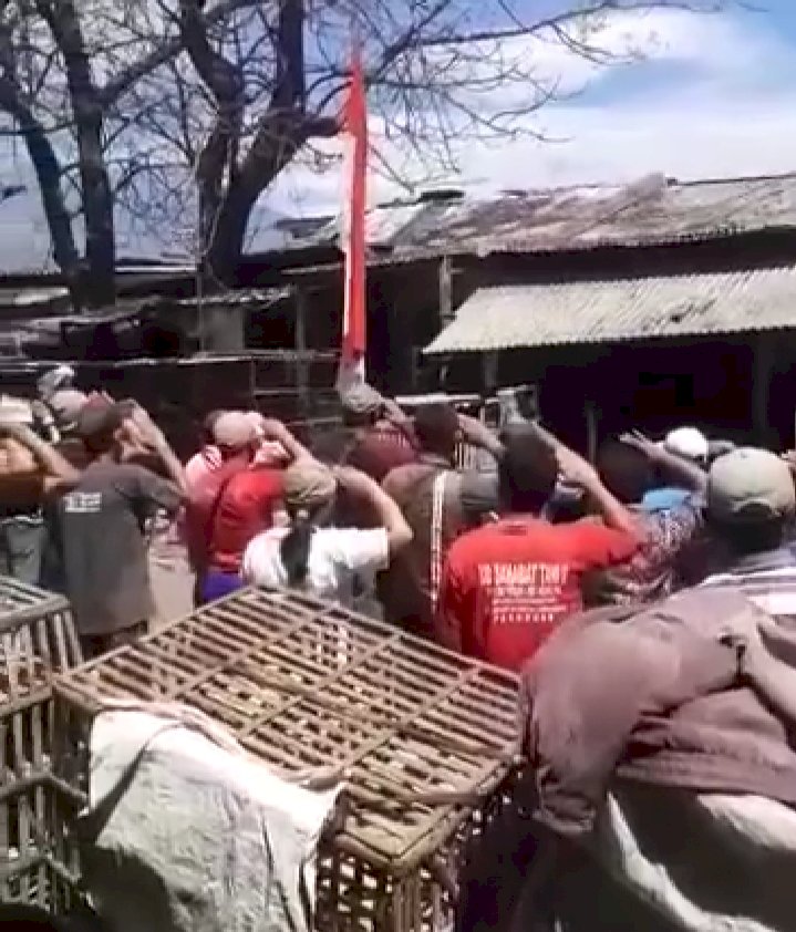 Viral Video Upacara HUT RI Penuh Khidmat Diikuti Puluhan Pedagang Ayam, Netizen: Terharu!