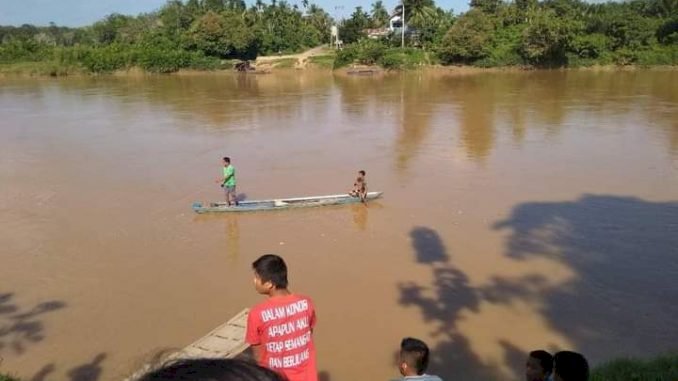 Bikin Geleng Kepala! Motor Terjun ke Sungai Batanghari dan Ternyata...