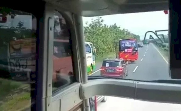 Viral Sekelompok Bus Nekat Goyang Oleng, Bikin Bulu Kuduk Merinding