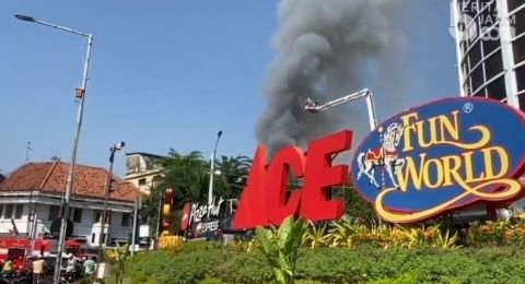 Kebakaran di Pasar Blauran Surabaya, Asap Membumbung Tinggi