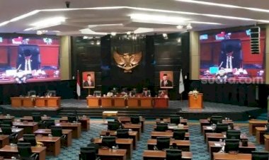 Gaya Santai Anies Lewat Pantun Ketika Raperda Ditolak Empat Fraksi DPRD