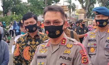 Ingin Masyarakat Terapkan Standard Protokol Kesehatan, Polda Jambi Bagikan Masker Gratis