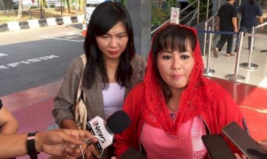 Sebarkan Foto Editan Pelaku Penusuk Syekh Ali Jaber Pegang Bendera Hitam Panji Rasulullah, Dewi Tanjung Dibully Netizen