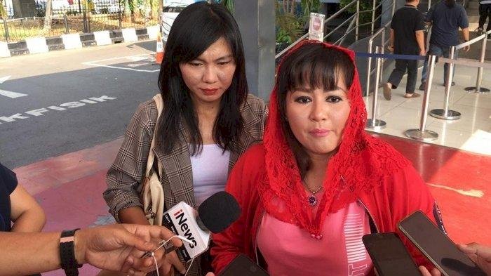 Sebarkan Foto Editan Pelaku Penusuk Syekh Ali Jaber Pegang Bendera Hitam Panji Rasulullah, Dewi Tanjung Dibully Netizen
