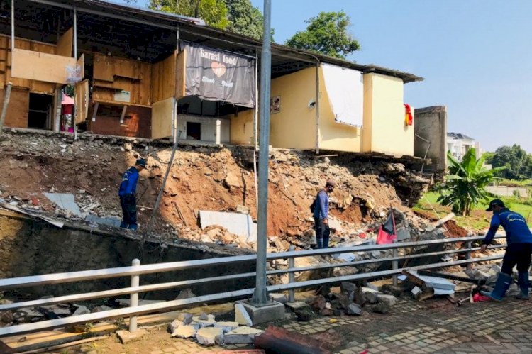 Longsor di Jagakarsa Sebabkan Lima Warung Makan Alami Kerusakan