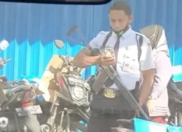 Viral Satpam Bertugas Gunakan Senjata Laras Panjang, Perampok Mikir!