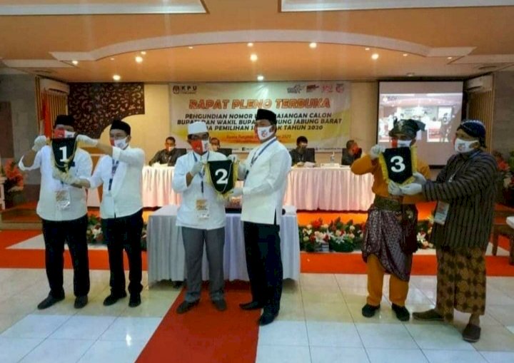 Beda dengan Paslon Lain, Muklis- Supardi Ambil Nomor Urut Gunakan Pakaian Adat