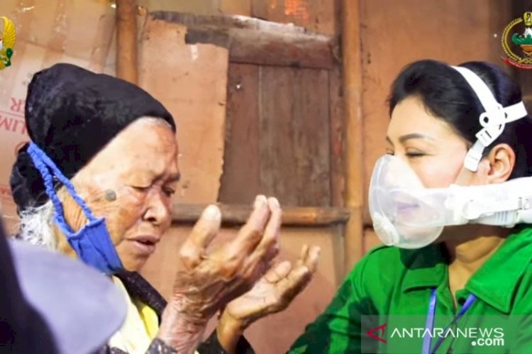 Istri Kasad Bantu Nenek Rokhimah Renovasi Rumah