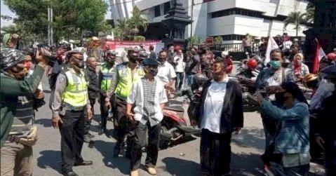 Ratusan Orang Blokade Acara KAMI di Surabaya yang Dihadiri Gatot Nurmantyo