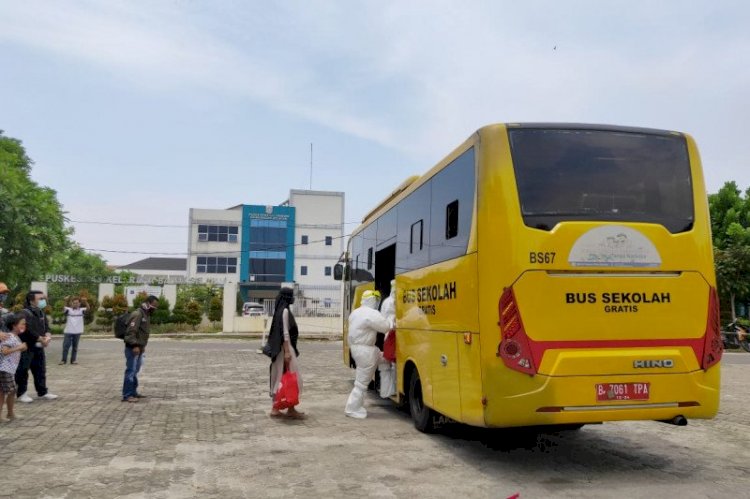1.973 Pasien COVID-19 di Jakarta Dievakuasi Gunakan Bus Sekolah