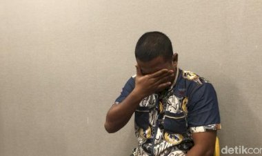 Eks Ketua MUI Kecamatan Menangis Gara-gara Kasus Foto Kolase Ma'ruf Amin-'Kakek Sugiono'