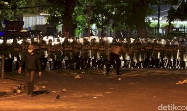 Demo Omnibus Law Bandung Ricuh, Massa Lempar Batu dan Petasan