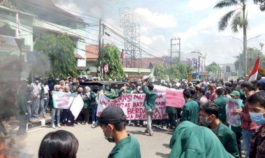 Tolak UU Cipta Kerja, Mahasiswa Unbari Lakukan Aksi Hingga Blokir Jalan