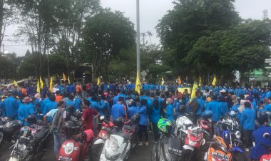 Tolak UU Cipta Kerja, Ratusan Kader PMII Geruduk Kantor DPRD Kota Jambi