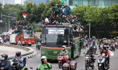 Ribuan Massa Tolak Omnibus Law, Demo Ricuh di Harmoni