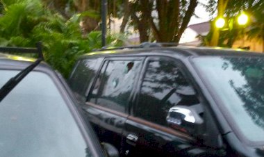 Tiga Mobil di Balai Kota Jakarta Rusak Dilempari Massa Tolak UU CiptaKerja
