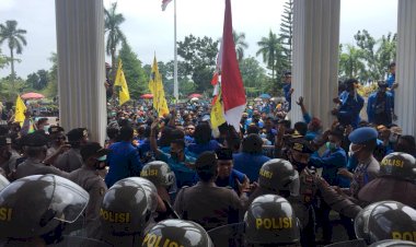 Tampil Beda, Ratusan Mahasiswa dari PKC PMII Jambi Gelar Solawat Saat Aksi