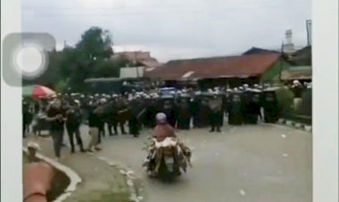 Emak-emak Ini Santuy Bawa Bebek Terobos Barikade Polisi Saat Demonstrasi Jadi Viral