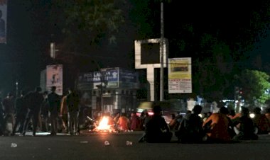 Massa Penolakan UU Omnibus Law Tetap Bertahan Hingga Pj Gubernur Jambi Temui Mereka