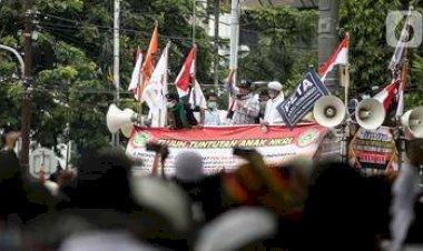 Demo PA 212 di Patung Kuda Rusuh, Polisi: Cepat Bubar, Bubar! Ini Sudah Anarkis