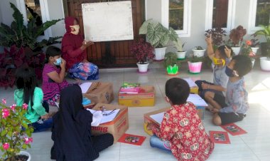 Kisah Suprapti, Seorang Guru SD di Tanjab Barat yang Terus Berjuang Mengajarkan Muridnya di Tengah Pandemi