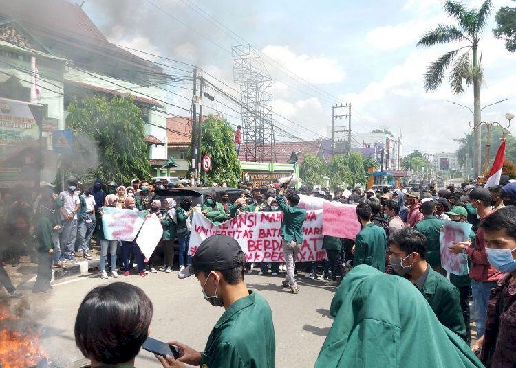 Tolak UU Cipta Kerja, Mahasiswa Unbari Lakukan Aksi Hingga Blokir Jalan