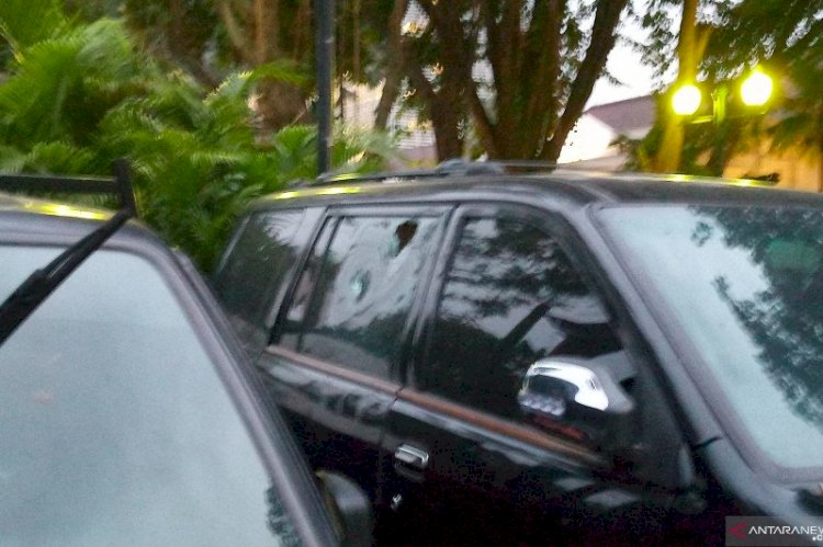 Tiga Mobil di Balai Kota Jakarta Rusak Dilempari Massa Tolak UU CiptaKerja