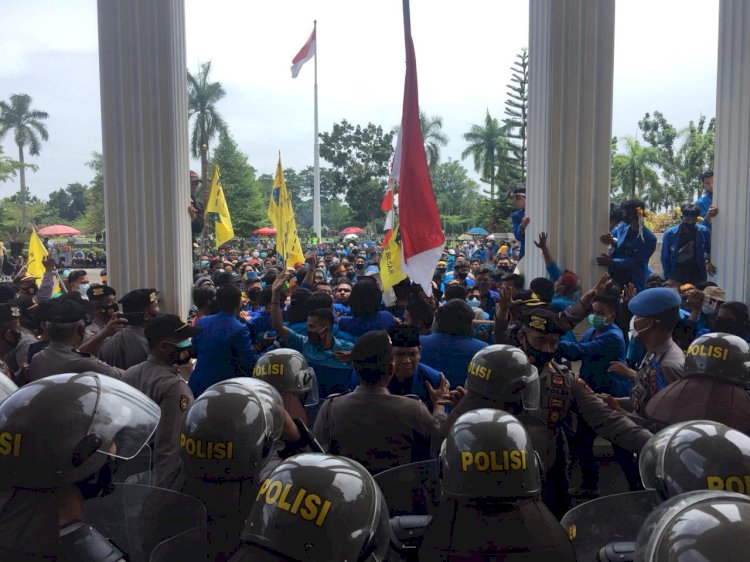 Tampil Beda, Ratusan Mahasiswa dari PKC PMII Jambi Gelar Solawat Saat Aksi
