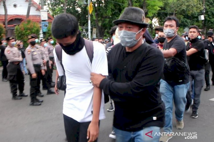 Polrestabes Surabaya Periksa Lanjut Pemuda Diamankan Saat Demo