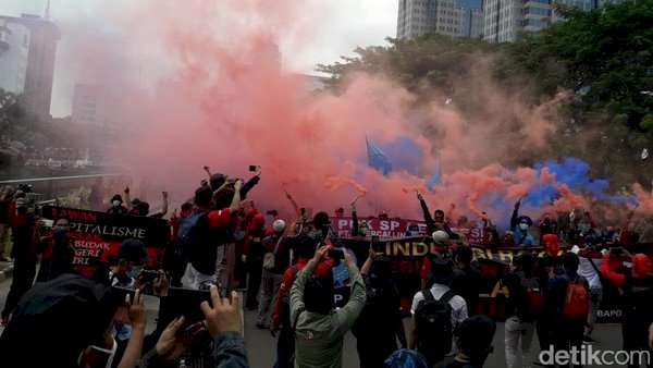 Hari Sumpah Pemuda! Aksi Buruh Tolak Omnibus Law, Bacakan Sumpah & Lempar Smoke Bomb
