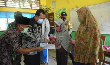 Wabup Muarojambi Serahkan BLT DD Desa Penyengat Olak 