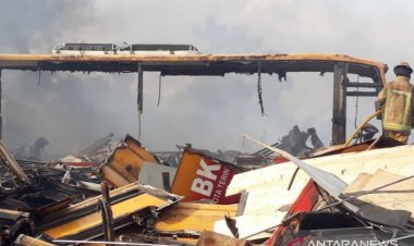 Puluhan Rongsokan Bus Transjakarta di Bogor Terbakar akibat Gas