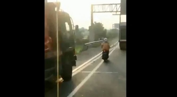 Perempuan Bermotor Ngebut di Jalan Tol, Netizen: Cowok Bertato Belum Tentu Punya Nyali