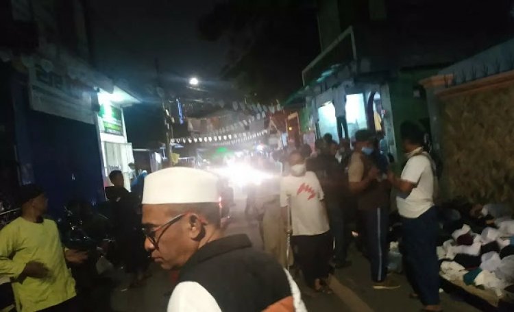 Pendukung Habib Rizieq Padati Markas FPI di Petamburan, Pedagang Ramai Jajakan Pakaian Muslim