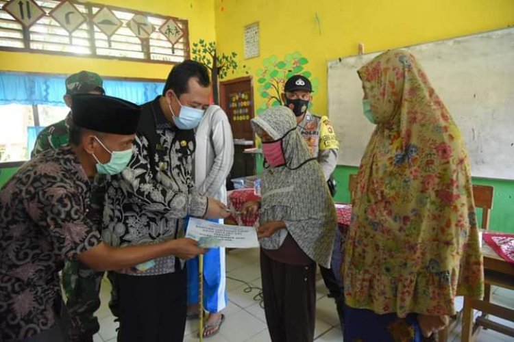 Wabup Muarojambi Serahkan BLT DD Desa Penyengat Olak 