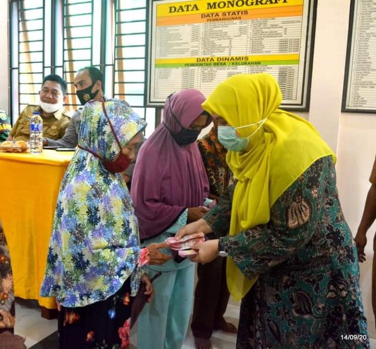 Bupati Muarojambi Serahkan BLT DD di Desa Sarangburung Jaluko