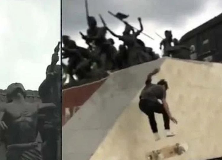 Viral! Remaja Bermain Skateboard di Monumen Gerbong Maut Bondowoso