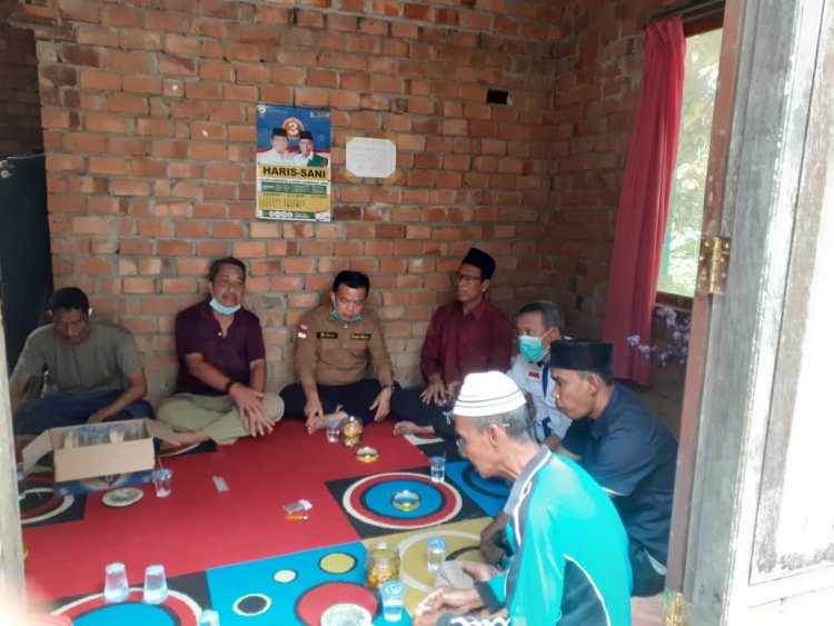 Silaturahmi ke Desa Muhajirin, Al Haris Berdiskusi dengan Warga Soal Karet