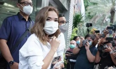 Gisel Ngaku ke Hotman Paris Hilang Ponsel 3 Tahun Silam