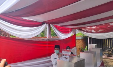 Fachrori dan Istri Gunakan Hak Pilihnya di TPS 08 Telanaipura