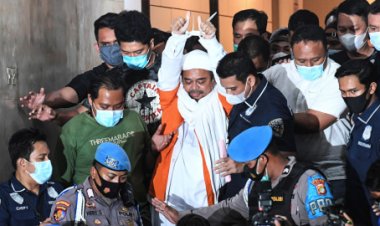 13 Jam Diperiksa, Habib Rizieq Kenakan Rompi Tahanan dan Borgol