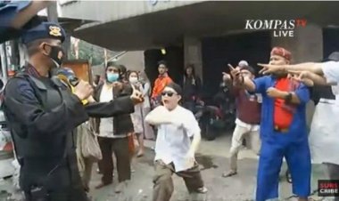 Viral! Pria Berbaju Pangsi Betawi Versus Brimob Ribut dan Pasang Kuda-kuda Saat Aksi 1812