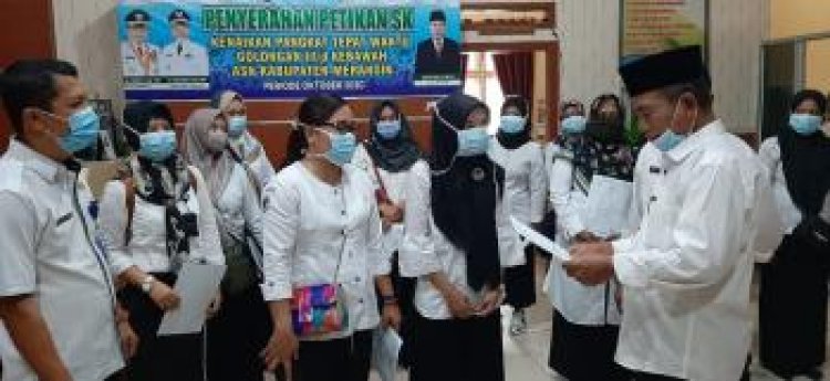 H Mashuri Serahkan SK Kenaikan Pangkat Tepat Waktu